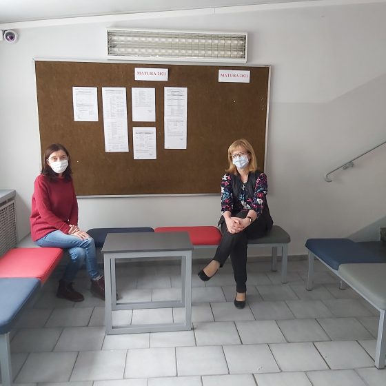 Pani dyrektor i pani Krzyżanowska prezentują nowe sidziska na korytarzu szkoły