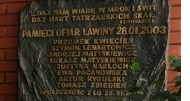 Tablica z nazwiskami tragedii lawiny w Tatrach