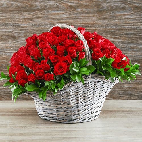 Koszyk czerwonych róż