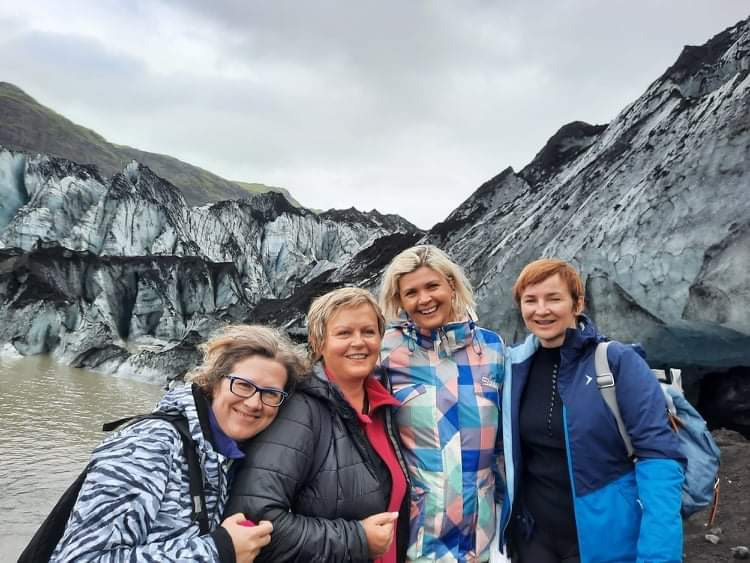 Nauczyciele ILO uczestniczyli w szkoleniach zagranicznych, na zdjęciu nauczycielki we wietrznej Islandii