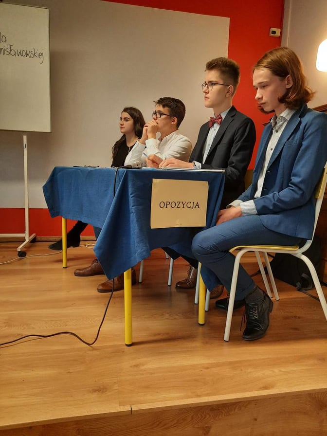 Drużyna opozycji składająca się z uczniów klasy 3d1n podczas debaty oksfordzkiej dla uczniów klas drugich