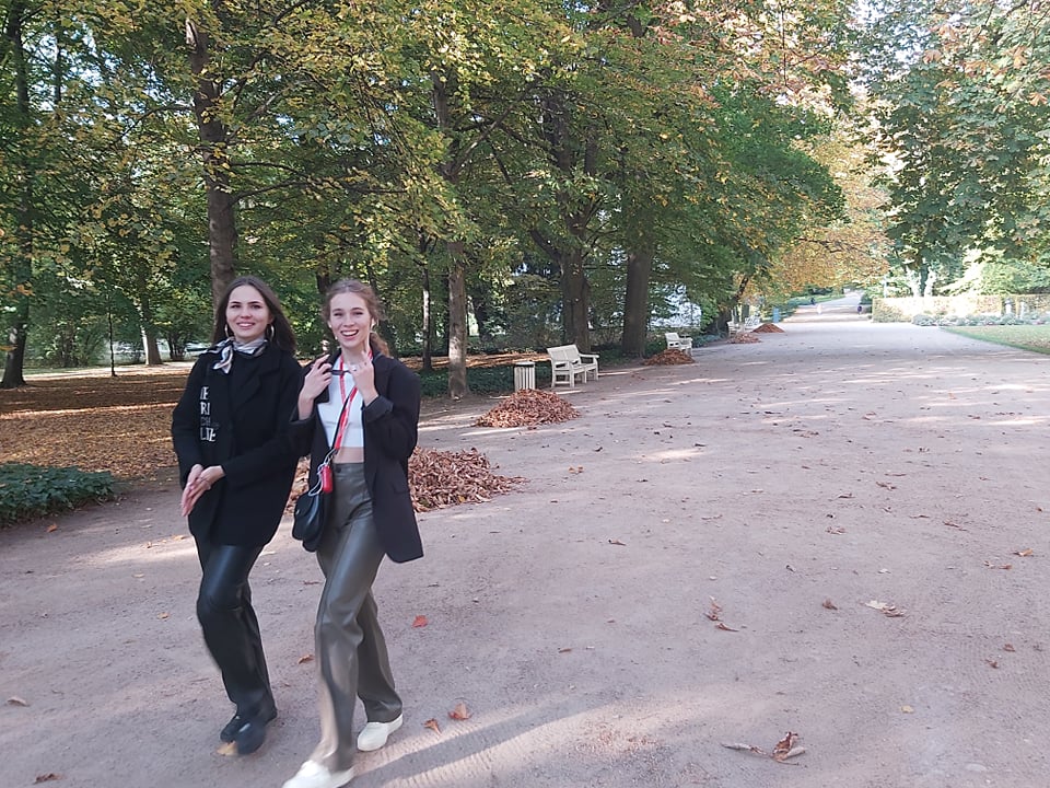 Zespoł pałacowo – parkowy w Łazienkach, uczennice z klasy 3c spacerują alejkami w Łazienkach