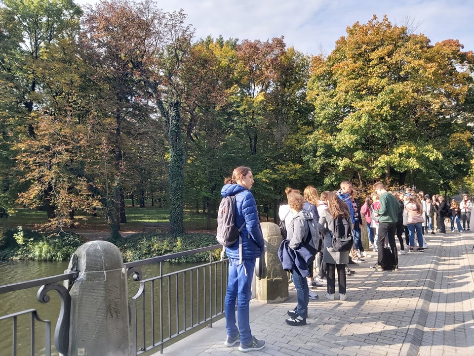 Zespoł pałacowo – parkowy w Łazienkach, uczniowie 3c i 3d1n zwiedzają Łazienki przy pięknej pogodzie