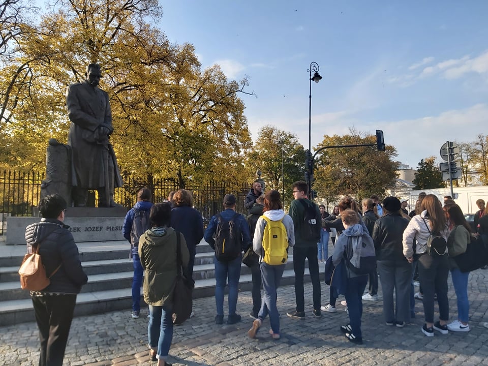 Młodzież 3c i 3d1n pod pomnikiem Józefa Piłsudskiego,
