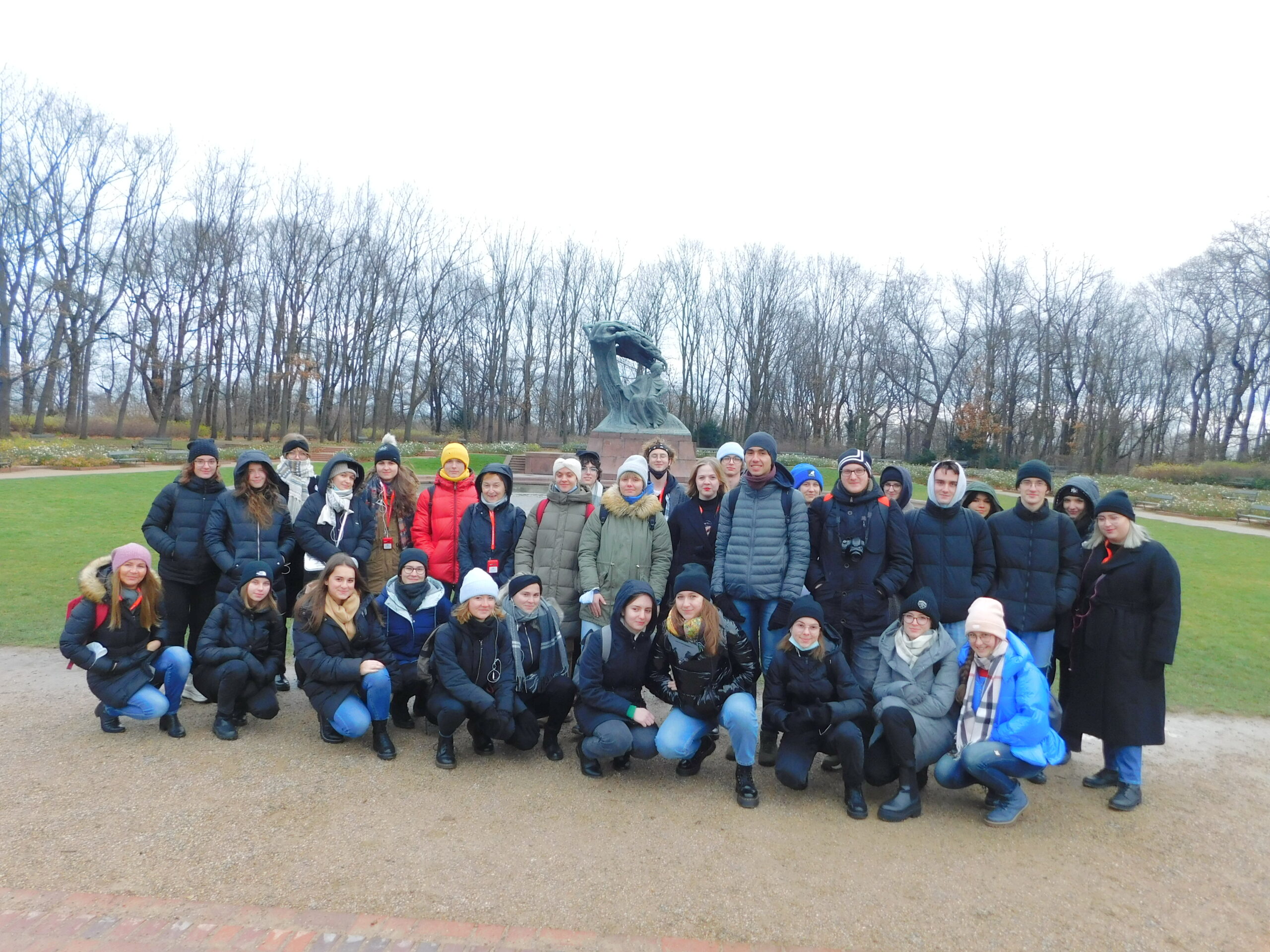 Zdjęcie w Łazienkach przy pomniku Chopina. Zdjęcie grupowe..