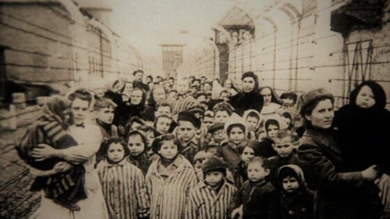 Zdjecie-z-wyzwolenia-obozu-koncentracyjnego-Auschwitz-Birkenau-na-zdjeciu-wyzwalane-dzieci.