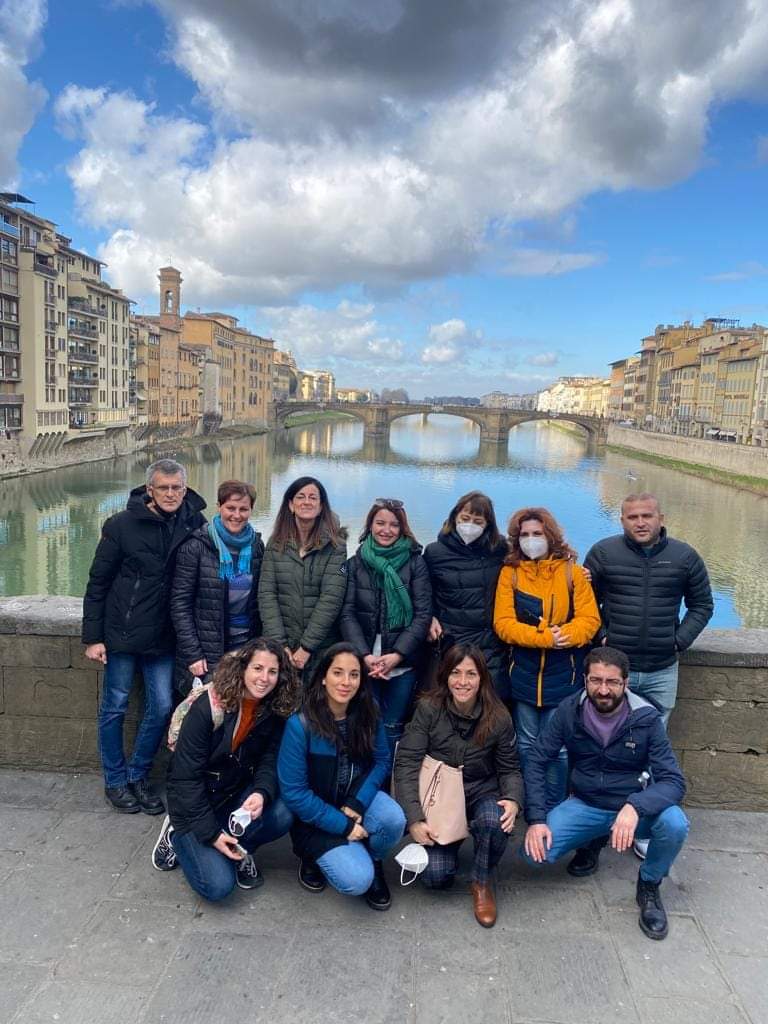 Wymiana w Sienie w ramach Erasmus+, zdjęcie grupowe z widokiem na miasto