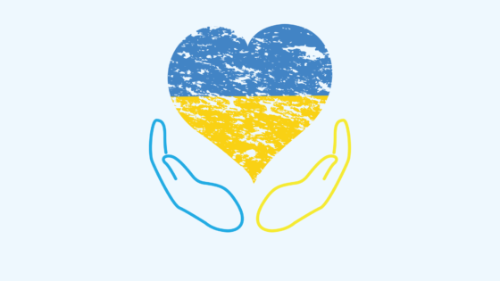 Pomoc-Ukrainie.-Na-zdjeciu-serce-w-barwach-flagi-Ukraine-na-dloniach-niebiesko-zoltych.