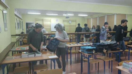 Nowa sala dla uczniów z Ukrainy. Na zdjęciu nauczycielki przygotowująceprzybory i salę dla uczniów z Ukrainy.
