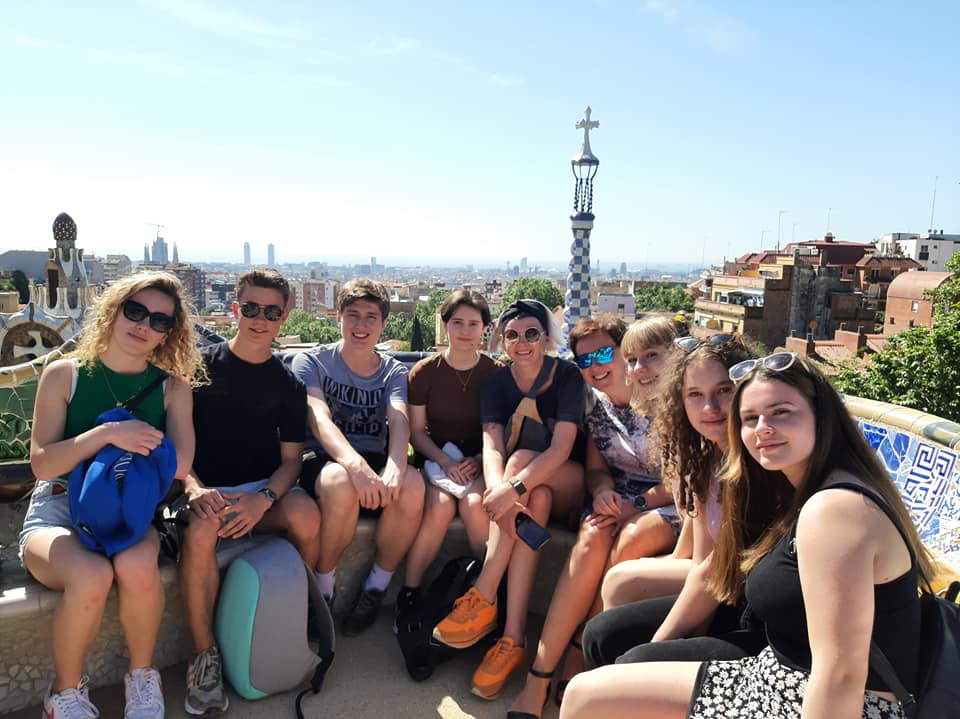 Erasmus-w-Barcelonie.-Na-zdjeciu-uczestnicy-podczas-zwiedzania-miasta-grupa-Polska-panorama-miasta-w-tle, w ogrodach Gaudiego