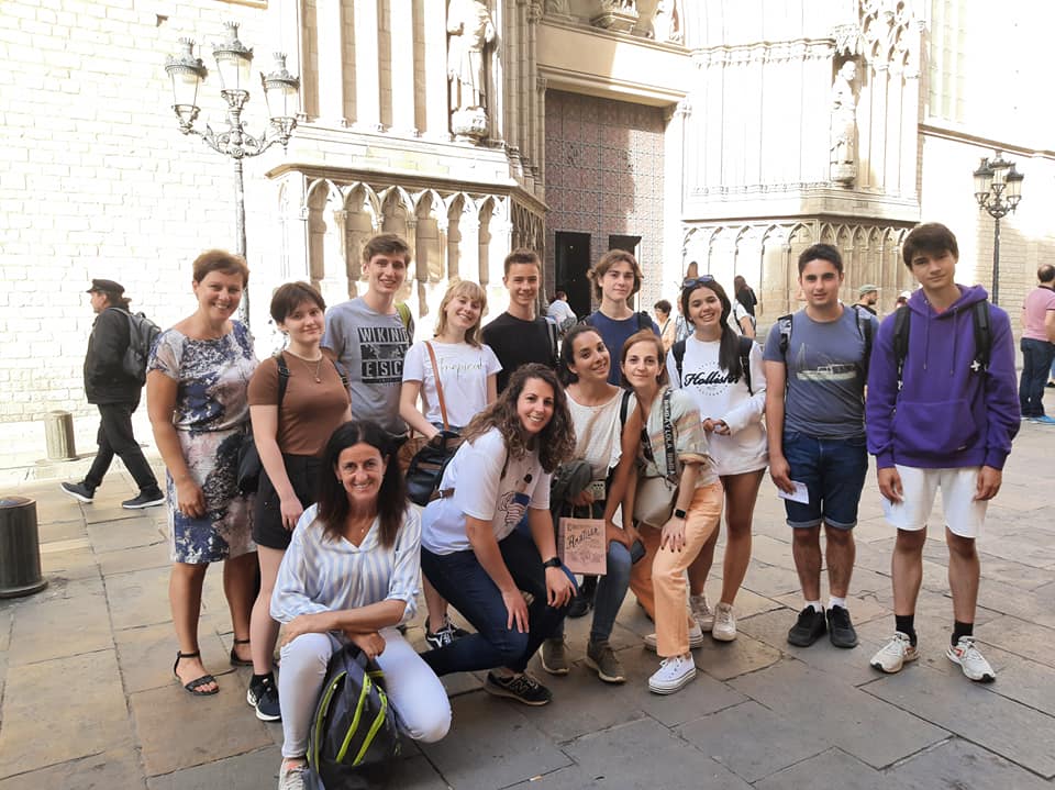 Erasmus-w-Barcelonie.-Na-zdjeciu-uczestnicy-projektu-z-innymi-uczestnikami-z-innych-panstw-podczas-zwiedzania-miasta