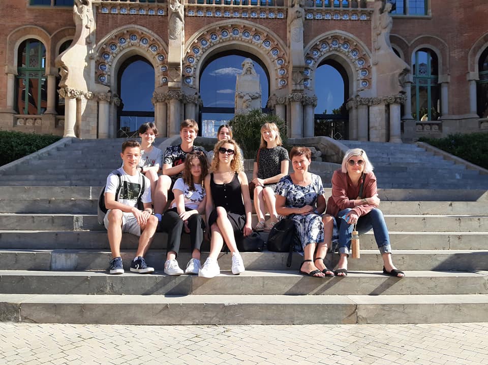 Erasmus-w-Barcelonie.-Na-zdjeciu-uczestnicy-z-Polski-podczas-zwiedzania-miasta