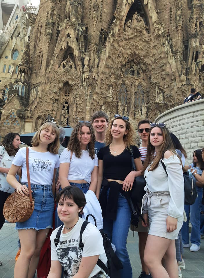 Erasmus-w-Barcelonie.-Na-zdjeciu-uczestnicy-z-Tychow-zwiedzaja-miasto-w-tle-Sagrada-Familia