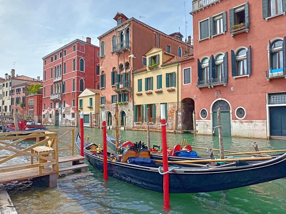Zdjecie-kanalu-w-Wenecji-widok-na-kanal-budynki-i-lodzie-w-kanale.