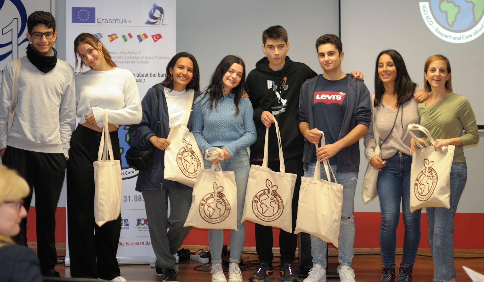 Na zdjęciu młodzież uczestniczące w projekcie ekologicznym ERasmus w Tycach, na zdjęciu grupa z Włoch