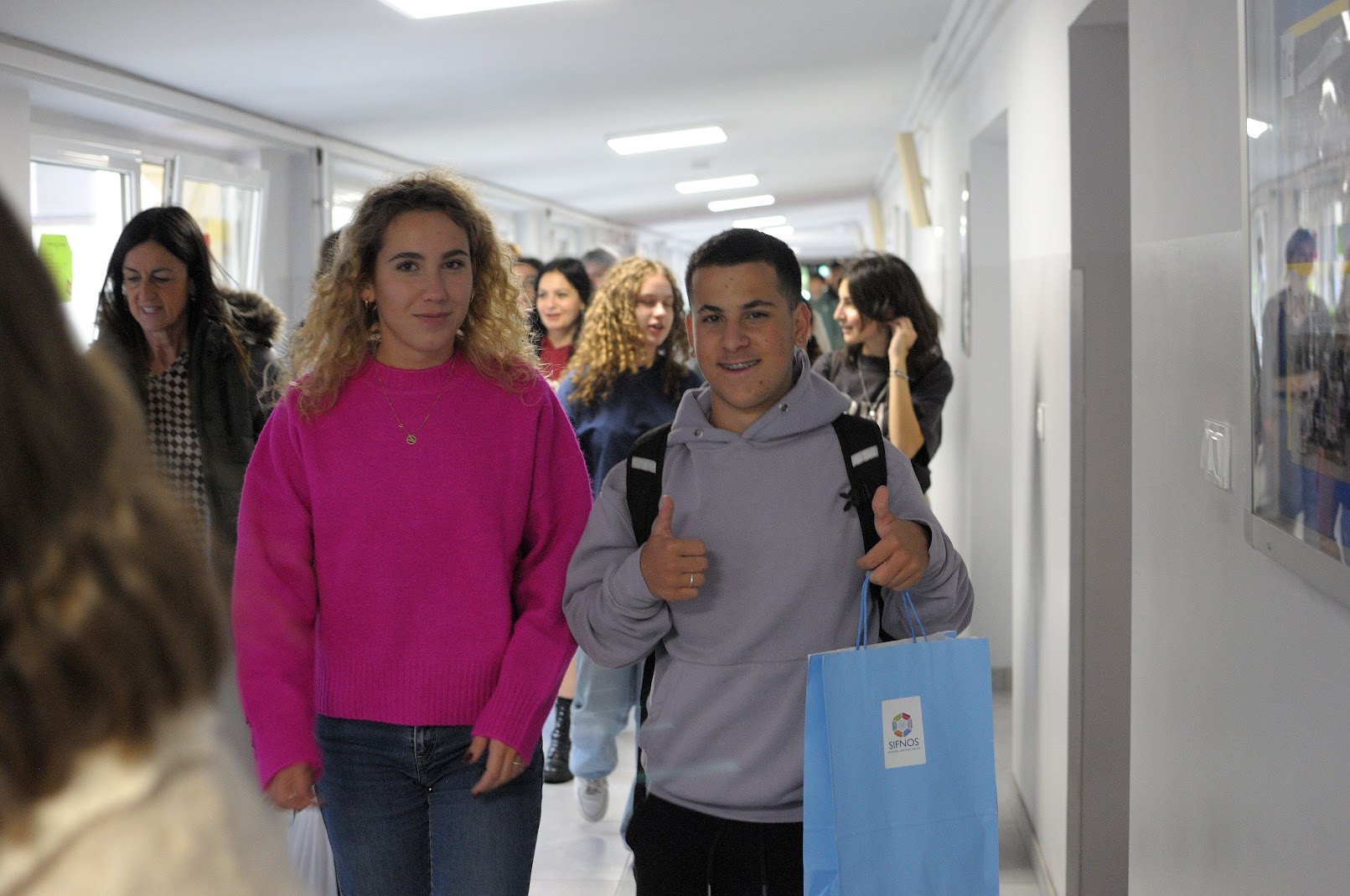 Uczniowe na korytarzu szkoły, którzy brali udział w projekcie ekologicznym w Tychach
