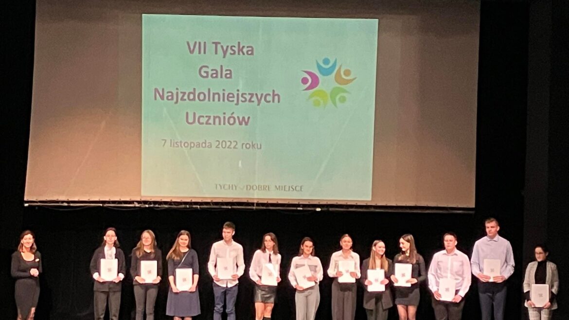 Gala-Najzdolniejszych-Uczniow-2022-w-Teatrze-Malym-w-Tycach-na-scenie-nagrodzeni-uczniowie