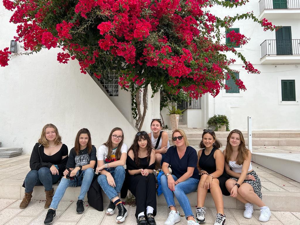 Erasmusaustausch in Viesta in Italien, polnische Gruppe sitzt unter bluehendem Baum