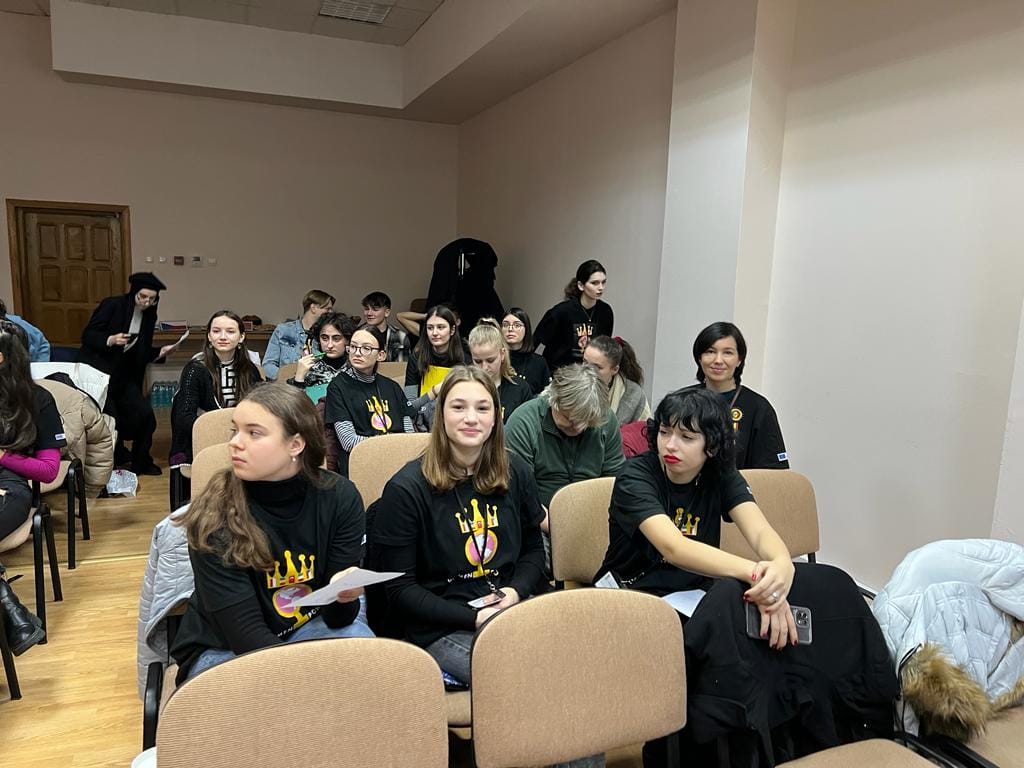 Na-zdjeciu-mlodziez-Kruczka-podczas-Erasmus-w-Pitesti-w-Rumunii-mlodziez-siedzi-w-sali-czeka-na-prezentacje