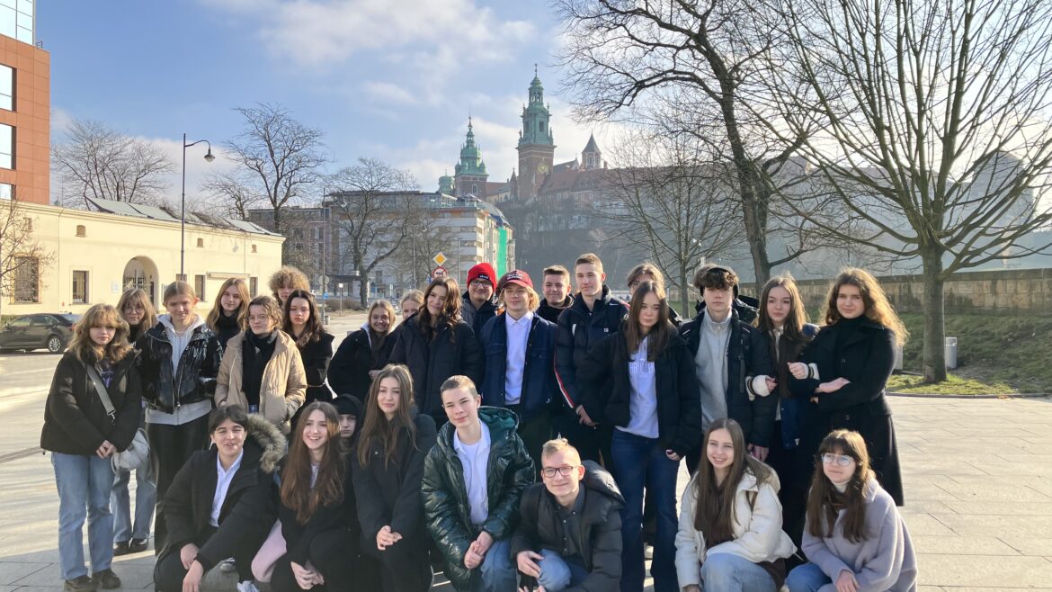 Klasa 1d1 w Krakowie, na zdjęciu grupowo w tle Wawel
