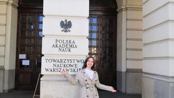 Na zdjęciu Marta Staniczek laureatka olimpiady języka polskiego pod budynkiem akademii nauk