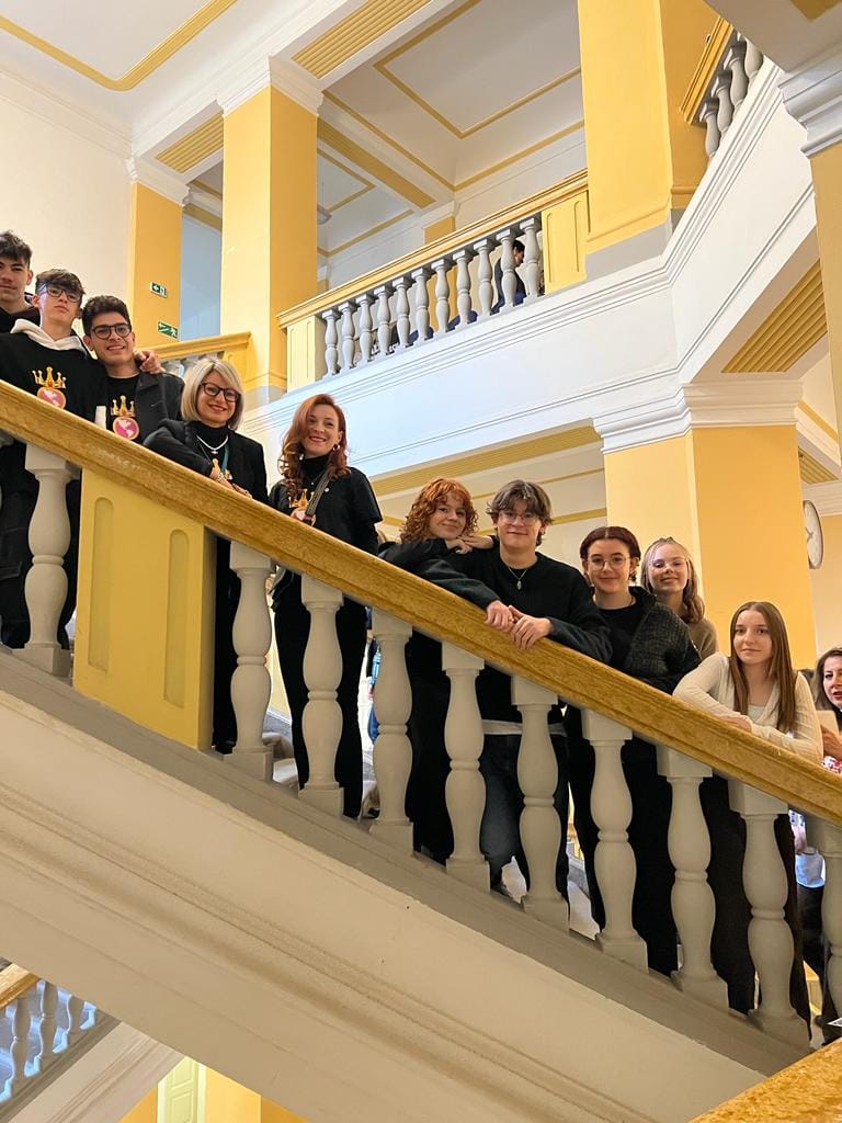 Na-zdjeciu-mlodziez-na-zdjeciu-podczas-wymiany-Erasmus-w-Czeskich-Budziejowicach-uczestnicy-stoja-na-schodach.