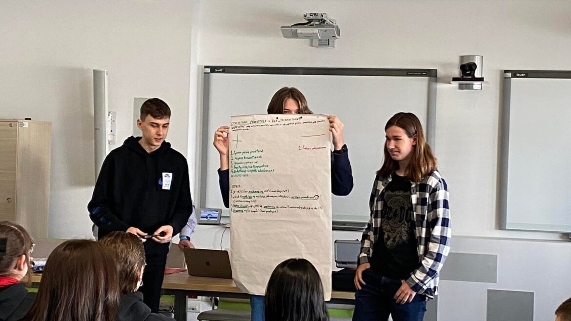 Uczniowie-klasy-2d1-prezentuja-swoje-pomysly-ekologiczne-wraz-z-wychowawczynia-w-Katowicach-po-projekcie-ekologicznym