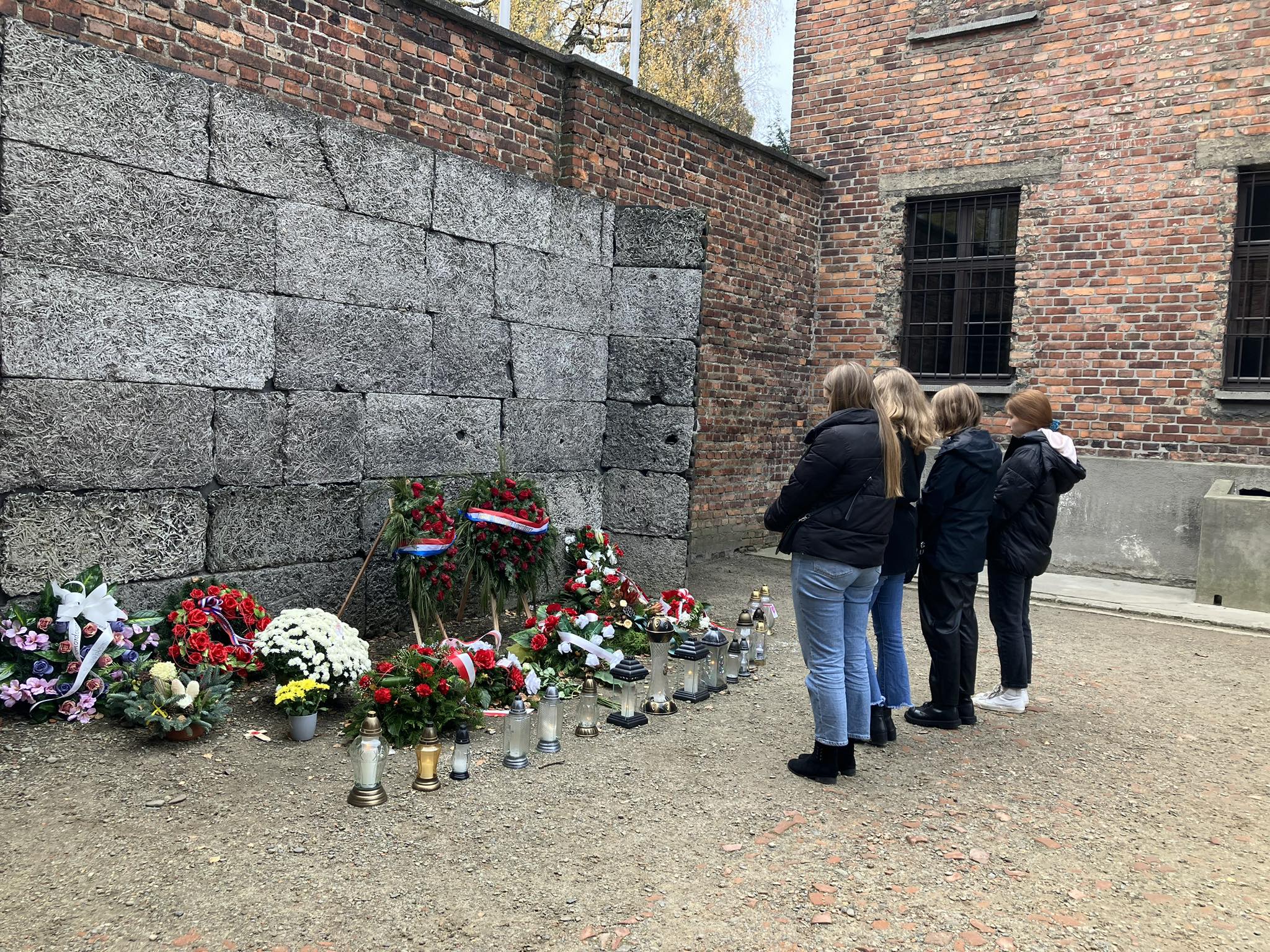 Jugendlichen aus Tychy vor der Todeswand in Auschwitz