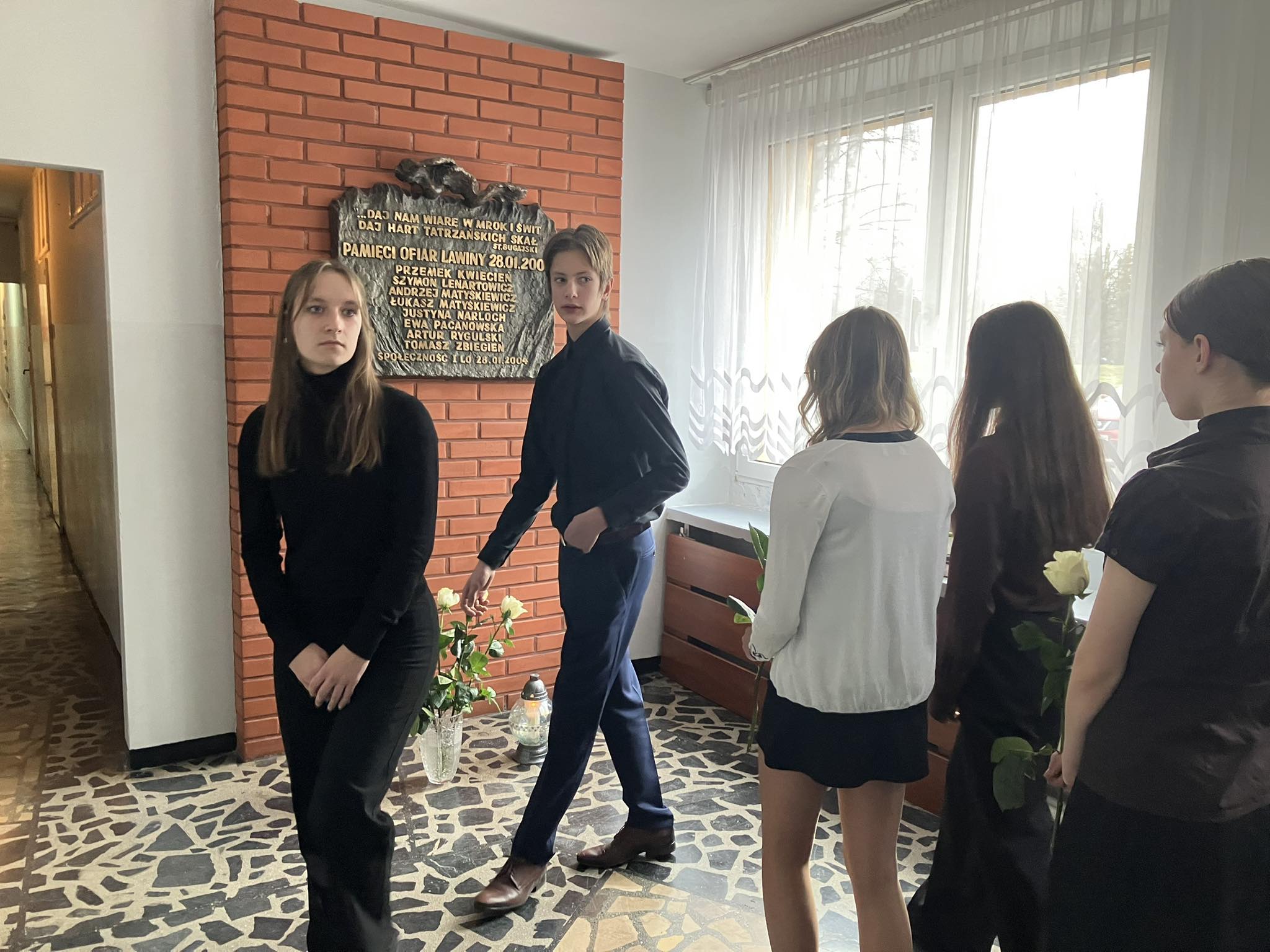 Na zdjęciu uczestnicy uroczystości upamiętniających tragedię w Tatrach pod tablica pamiątkową