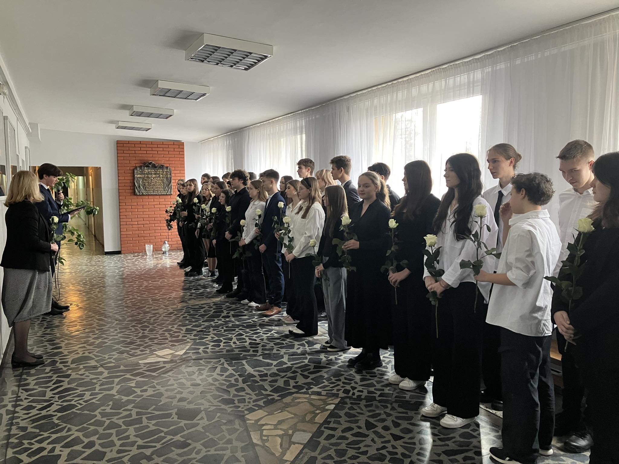 Na zdjęciu uczestnicy uroczystości upamiętniających tragedię w Tatrach pod tablica pamiątkową