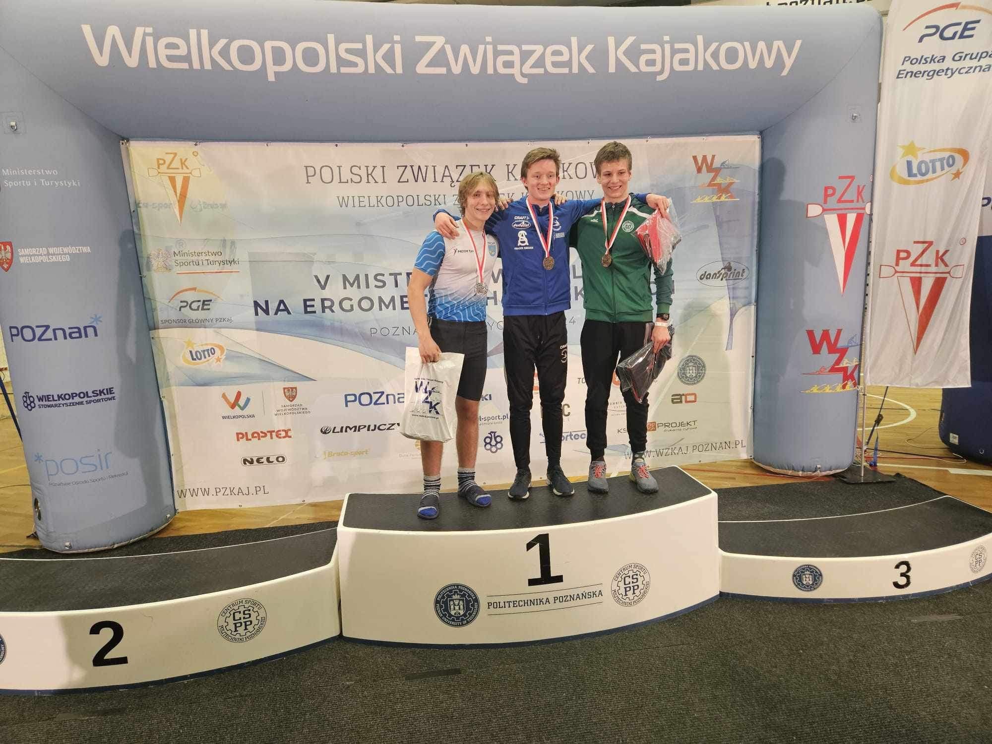 Na zdjęciu Karol Szczepanek podczas Mistrzostw Polski w Kajakarstwie w Poznaniu, na podium Karol z kolegami.