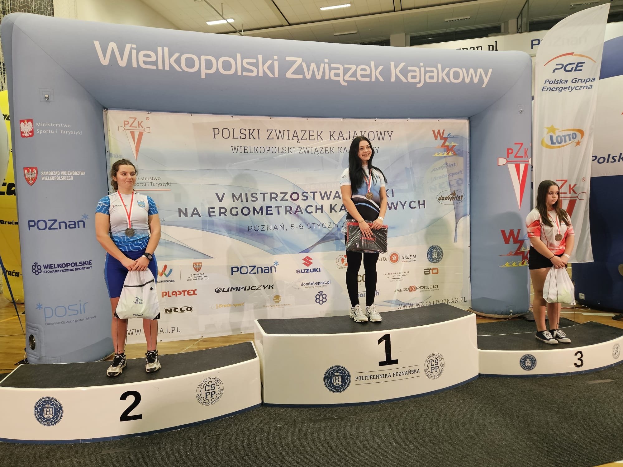 Na zdjęciu Monika Wójcik podczas Mistrzostw Polski w Kajakarstwie w Poznaniu, Monika na podium