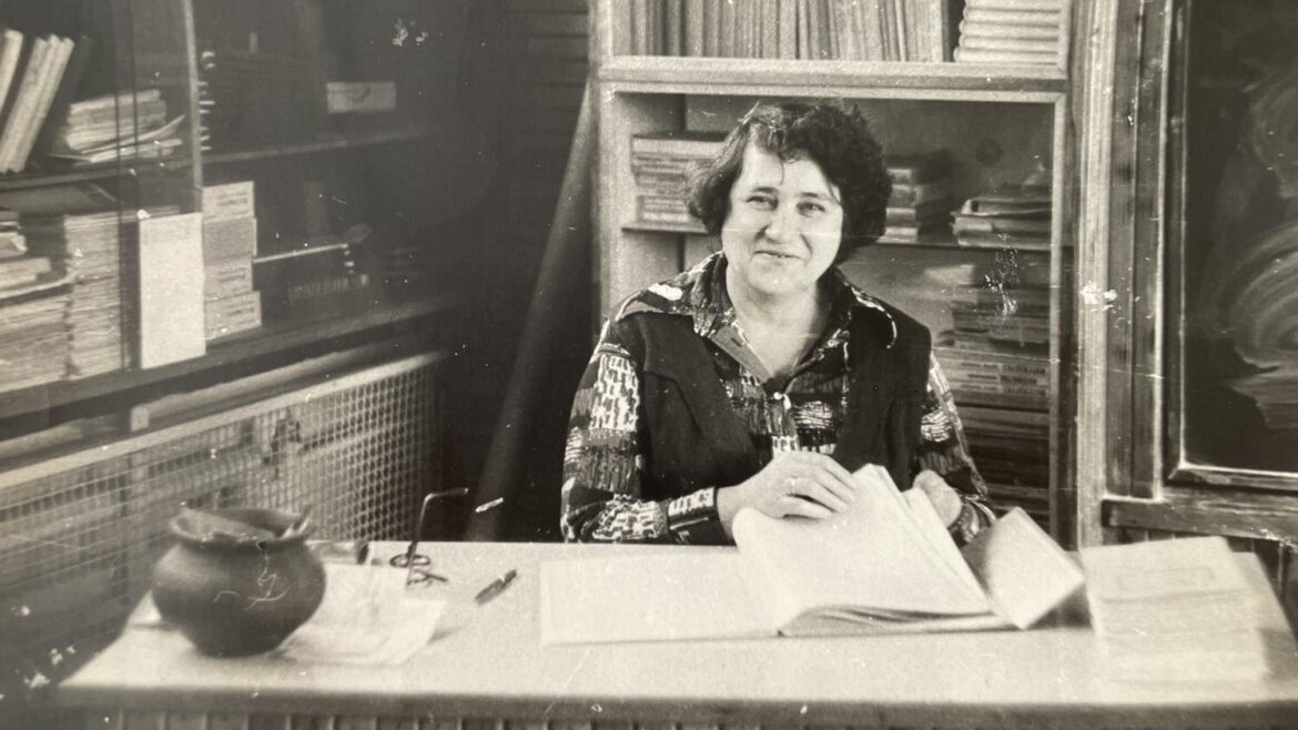 Na zdjęciu Wiktoria Tabi nauczycielka, wicedyrektorka ILO, zdjęcie stare w sali, nauczycielka siedzi przy biurku