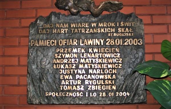 Tablica pamiątkowa upamiętniająca tragicznie zmarłych podczas lawiny w Tatrach