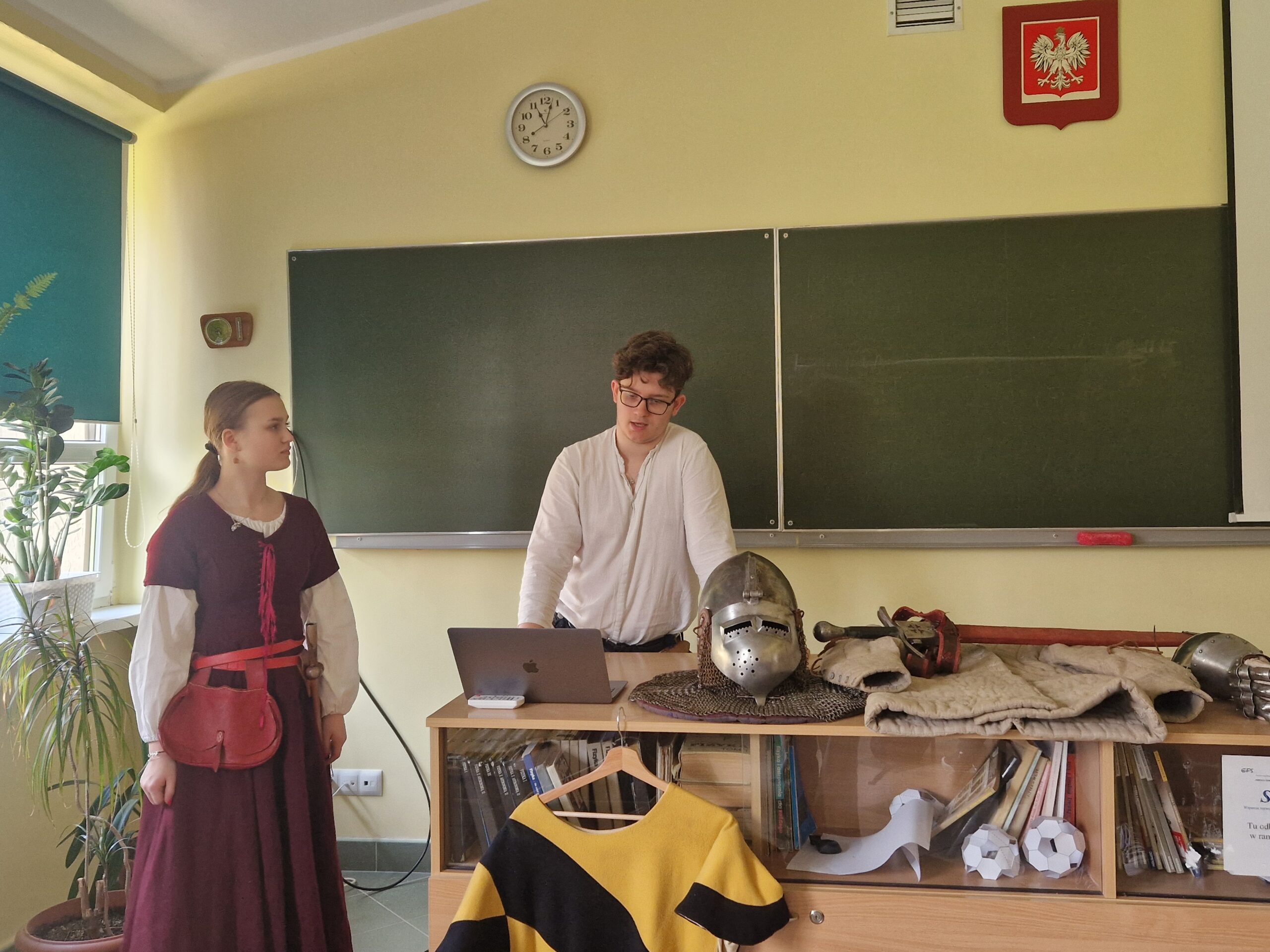 Uczniowie klasy 3c prezentują zbroję średniowieczną