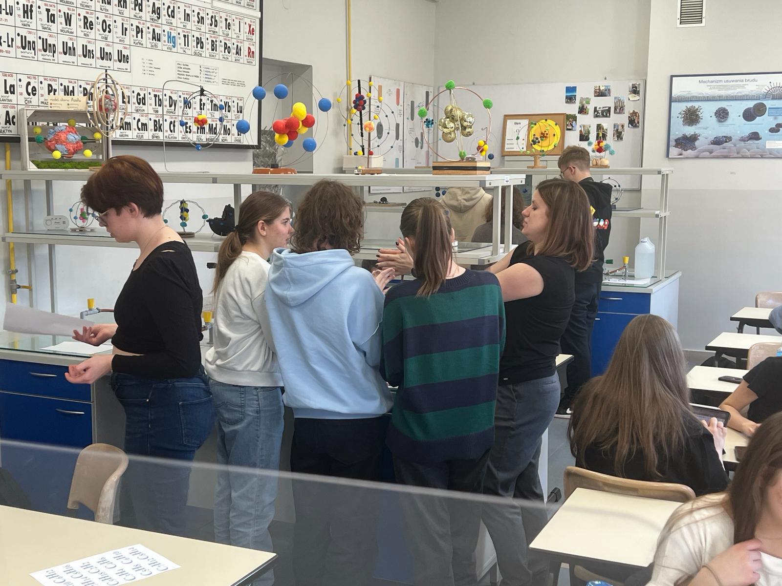 Na zdjęciu uczniowie klasy 2m, podczas zajęć chemicznych, przygotowują doświadczenia