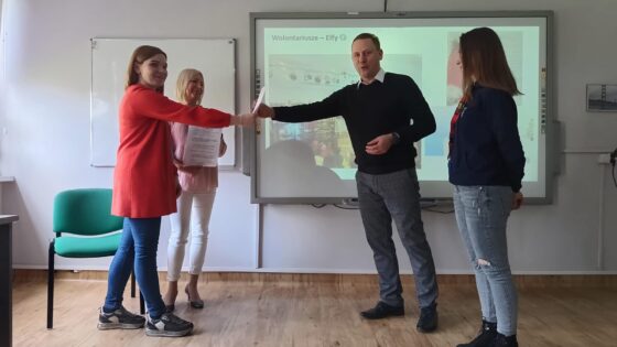 Wicedyrektor Marcin Nycz i Anna Kęsoń Firlej przekazują zebrane pieniądze dla Świetlikowa