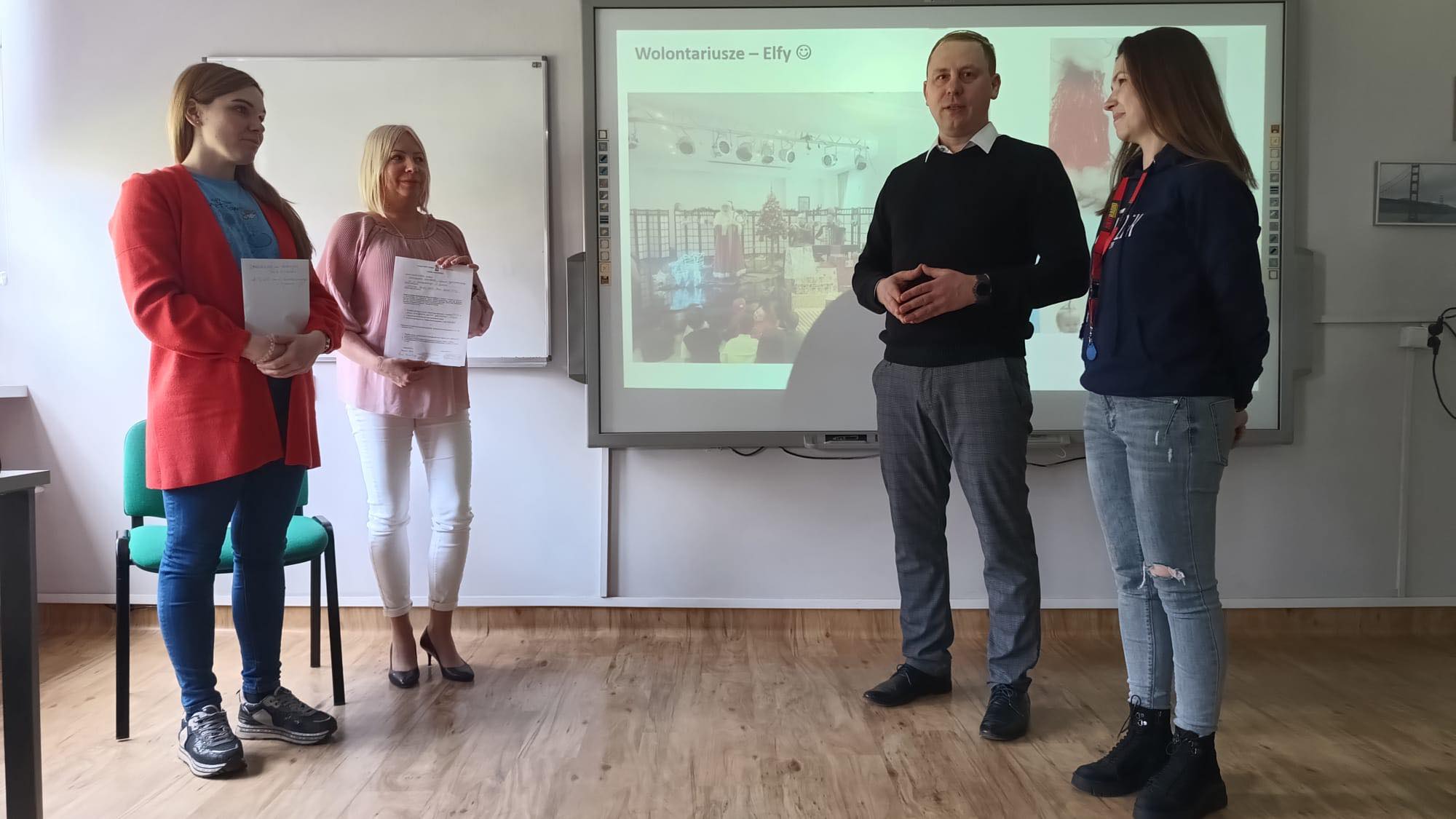 Wicedyrektor Marcin Nycz i Anna Kęsoń Firlej przekazują zebrane pieniądze dla Świetlikowa