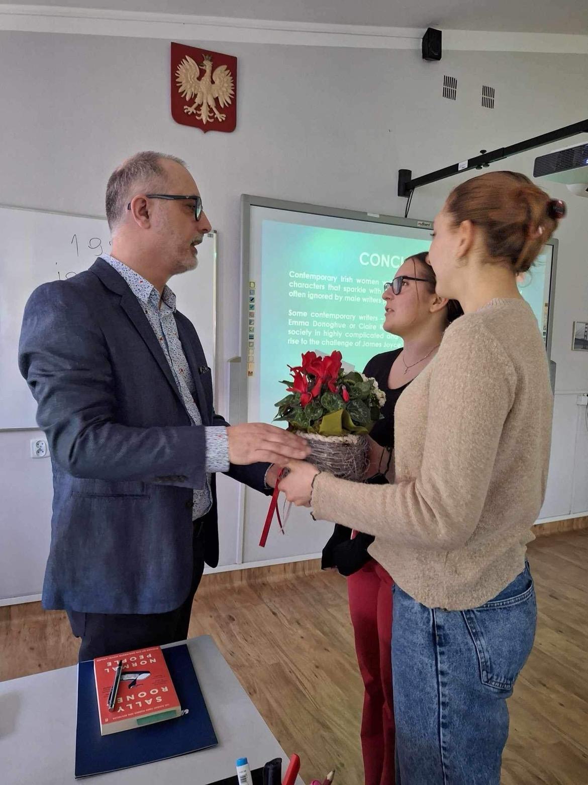 Na zdjęciu prof. L. Drong w Kruczku, po wykładzie otrzymuje kwiaty od uczennic