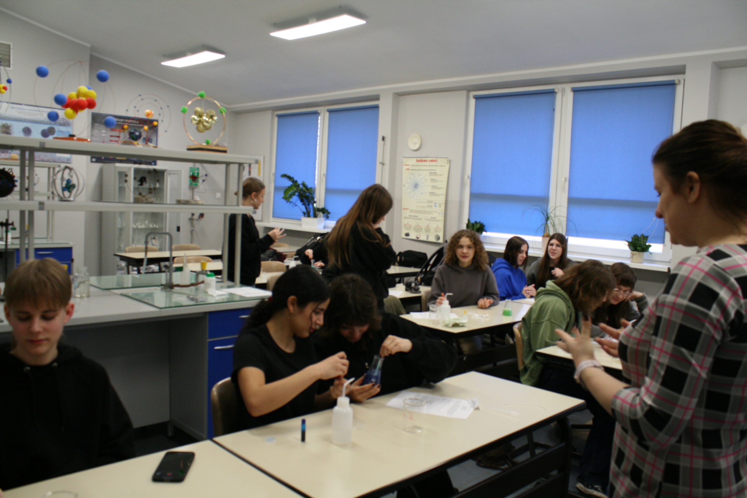 Uczniowie w sali chemicznej, przygotowują doświadczenia