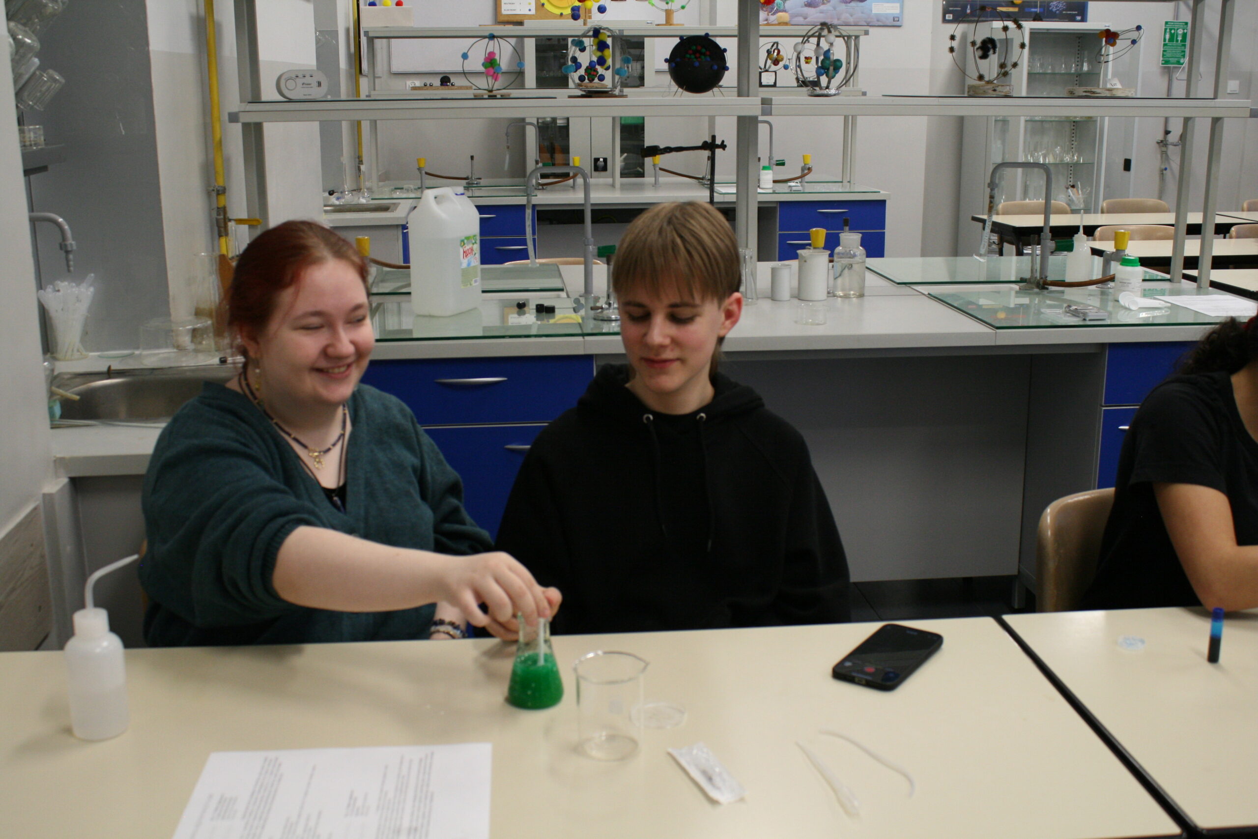 Uczniowie w sali chemicznej, przygotowują doświadczenia