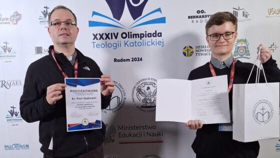 Na zdjęciu uczeń i jego opiekun podczas Olimpiady Teologii Katolickiej w Radomiu, obaj z dyplomami