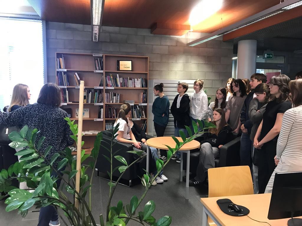Uczniowie klasy 2m z wizytą w Mediatece, zwiedzają Mediatekę i zapoznają się z księgozbiorem