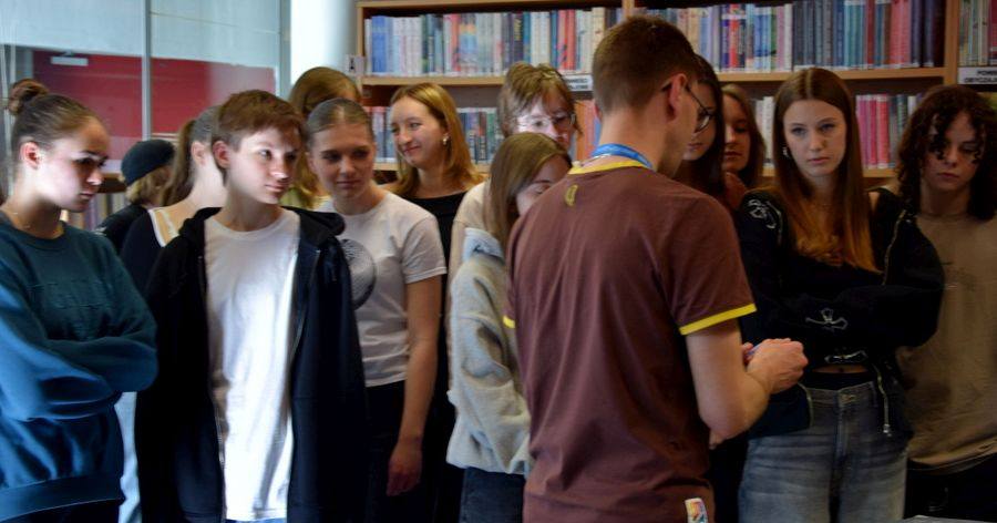 Na zdjęciu uczniowie klasy 2m w poszukiwaniu na tematy swoich esejów w Bibliotece Publiczej, rozmowy z pracownikami