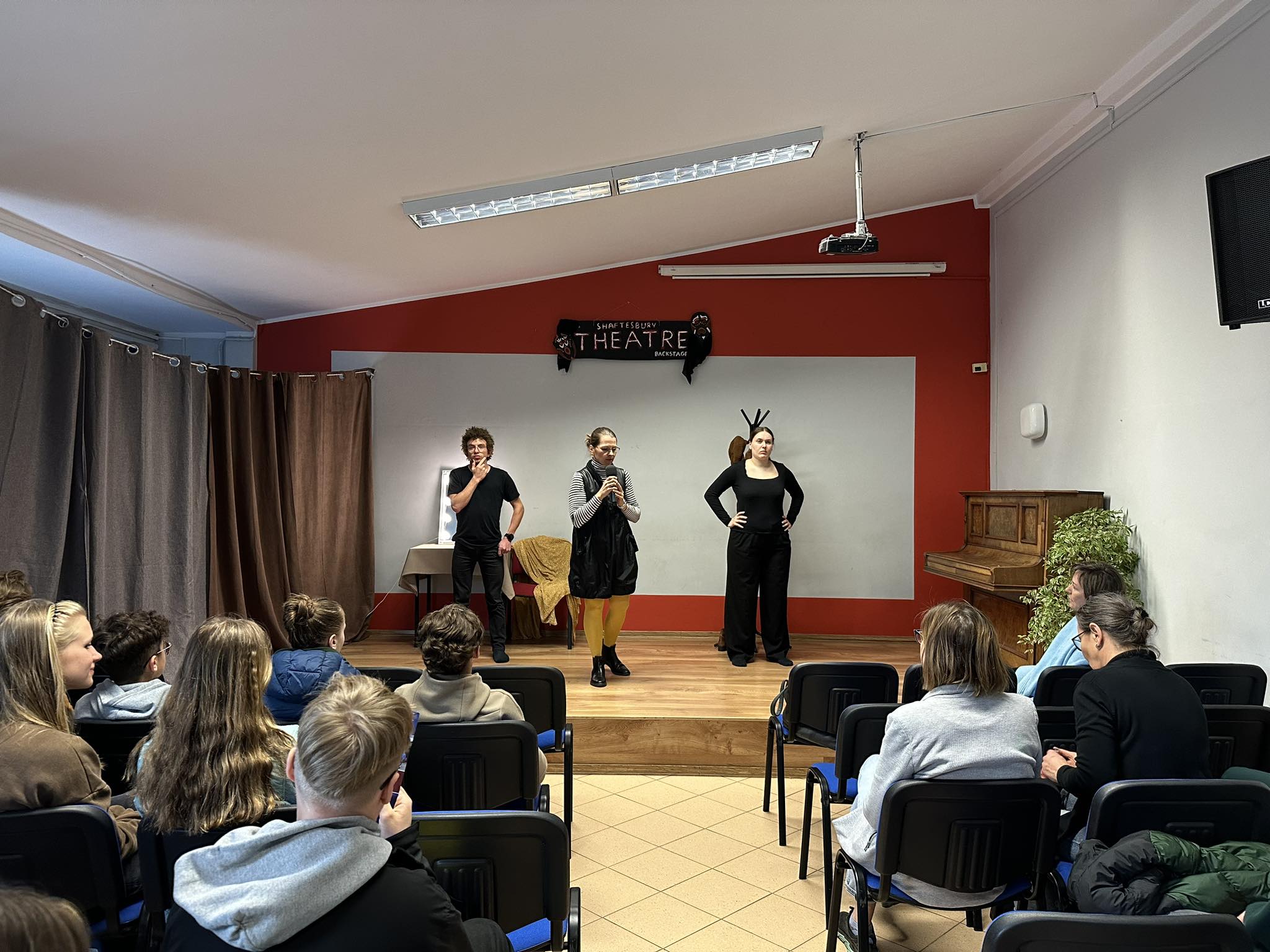 Na zdjęciu młodzież i opiekunka Kruczkowskiej Grupy Artystycznej na scenie podczas Dnia Otwartego