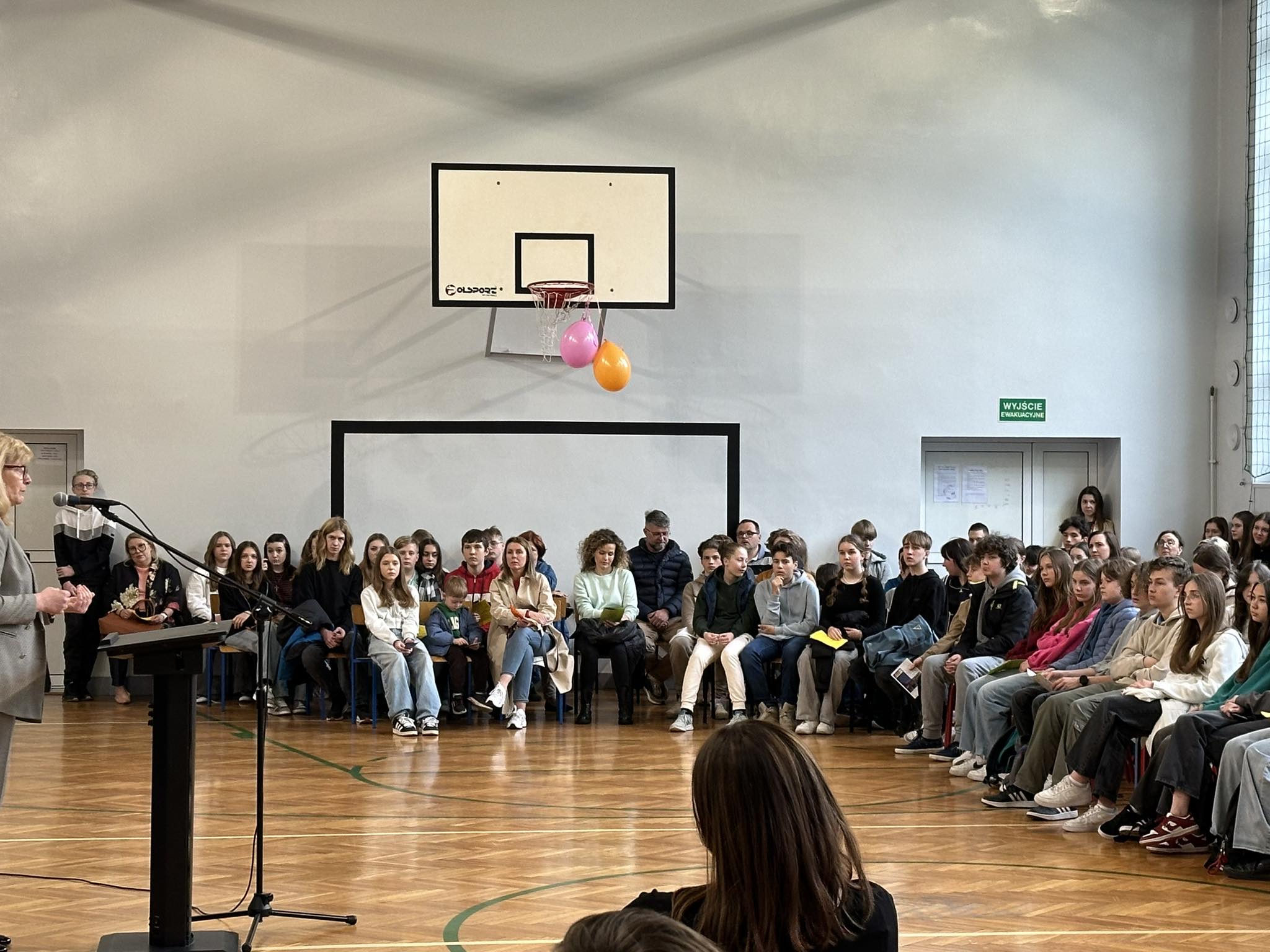 Na zdjęciu ósmoklasiści w Kruczku słuchają przemówienia pani dyrektor