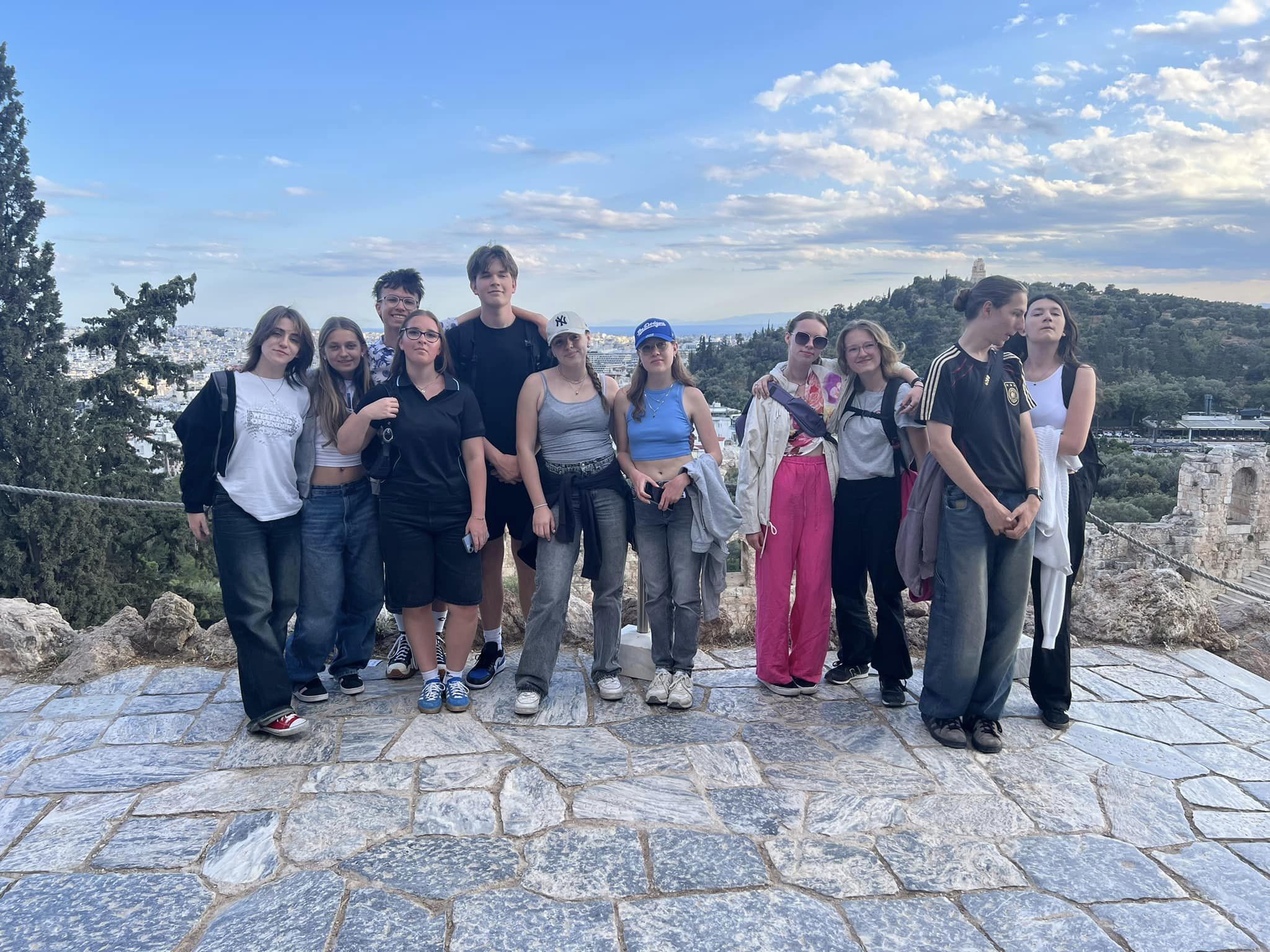 W dniach 14-21 kwietnia grupa 11 uczniów pod opieką p. Agnieszki Gemborys i p. Katarzyny Ścisłowicz spędziła wspaniałe chwile w Grecji na pięknej wyspie Sifnos. Wyjazd odbył się w ramach projektu Erasmus+ „Troskliwa Szkoła - Zjednoczeni w Różnorodności,”, zdjęcie grupowe
