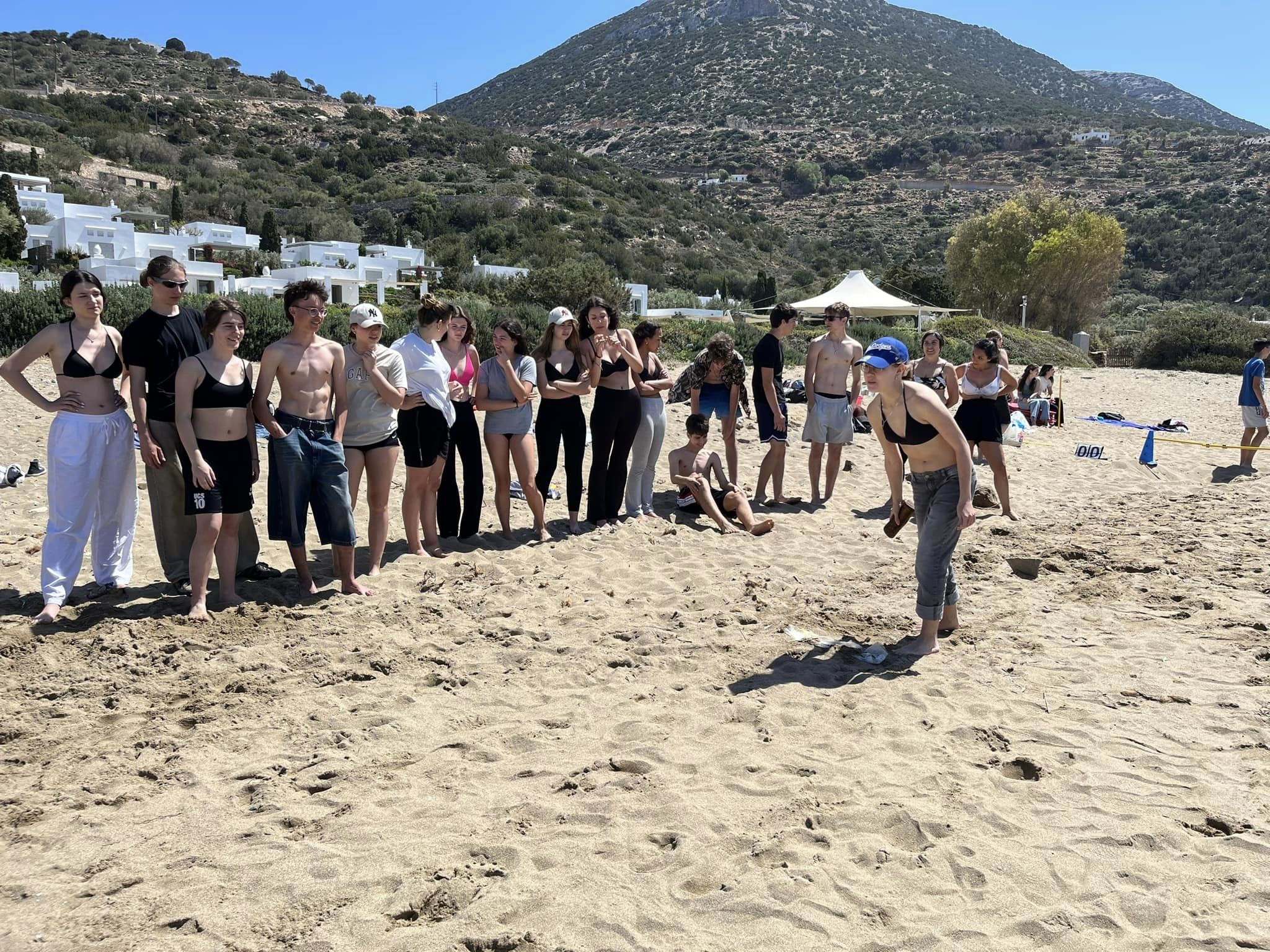 W dniach 14-21 kwietnia grupa 11 uczniów pod opieką p. Agnieszki Gemborys i p. Katarzyny Ścisłowicz spędziła wspaniałe chwile w Grecji na pięknej wyspie Sifnos. Wyjazd odbył się w ramach projektu Erasmus+ „Troskliwa Szkoła - Zjednoczeni w Różnorodności,”, zabawy na plaży