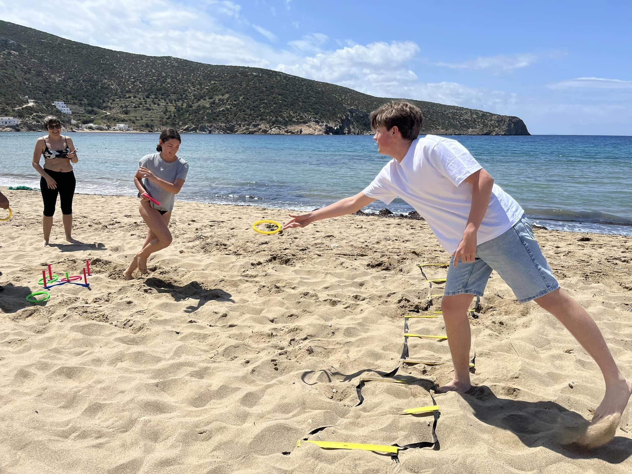 W dniach 14-21 kwietnia grupa 11 uczniów pod opieką p. Agnieszki Gemborys i p. Katarzyny Ścisłowicz spędziła wspaniałe chwile w Grecji na pięknej wyspie Sifnos. Wyjazd odbył się w ramach projektu Erasmus+ „Troskliwa Szkoła - Zjednoczeni w Różnorodności,”, zabawy na plaży