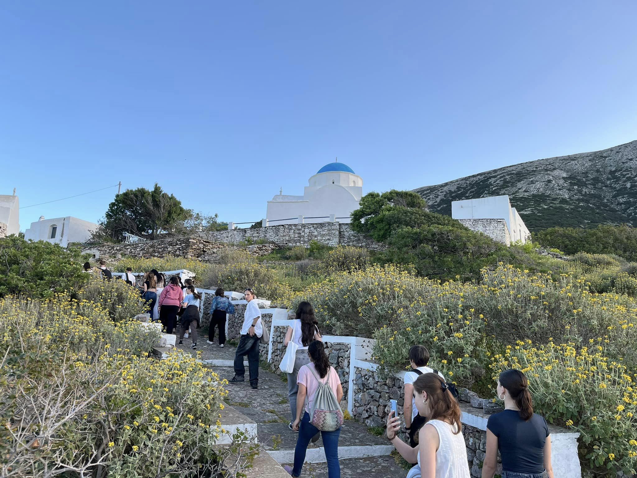W dniach 14-21 kwietnia grupa 11 uczniów pod opieką p. Agnieszki Gemborys i p. Katarzyny Ścisłowicz spędziła wspaniałe chwile w Grecji na pięknej wyspie Sifnos. Wyjazd odbył się w ramach projektu Erasmus+ „Troskliwa Szkoła - Zjednoczeni w Różnorodności,”, zwiedzanie Grecji